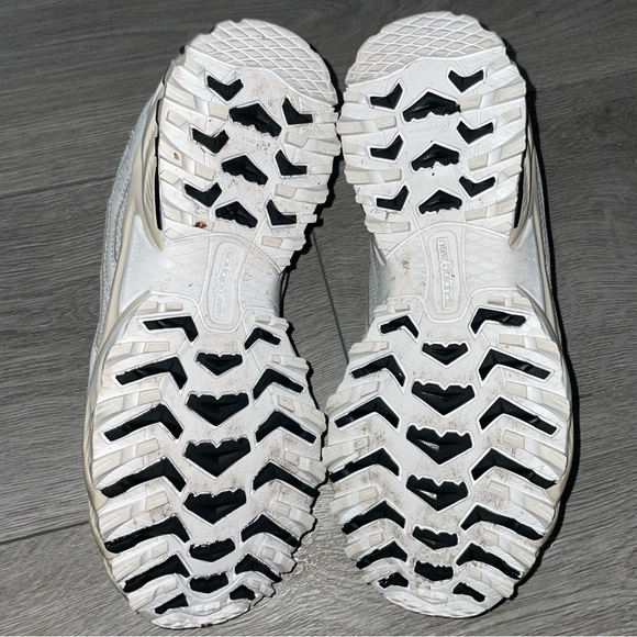 New Balance White and Black Sneakers with Chunky Midsole - Picture 6 of 12